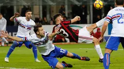 Pemain AC Milan, Patrick Cutrone melakukan tendangan dengan kawalan pemain Sampdoria, Marco Gianna dalam lanjutan pertandingan Serie A di San Siro, Minggu (18/2). AC Milan menundukkan tamunya Sampdoria dengan skor tipis 1-0. (AP/Antonio Calanni)