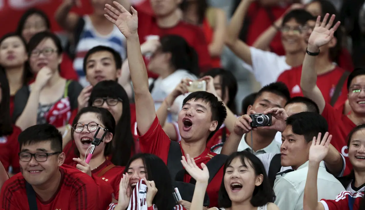 Para penggemar Bayern Munchen saat menyaksikan aksi tim kesayangannya dalam sesi latihan jelang pertandingan melawan Inter Milan di Shanghai, China, (19/7/2015). Bayern mengunjungi Cina untuk menggelar Tur Pra-musim. (REUTERS/Aly Song)