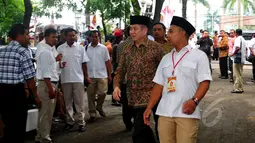 Ketua Umum Perindo Harry Tanoe (batik cokelat) menghadiri acara pelantikan pengurus pusat Partai Gerindra di kantor DPP Partai Gerindra, Jakarta, Rabu (8/4/2015). (Liputan6.com/Yoppy Renato)