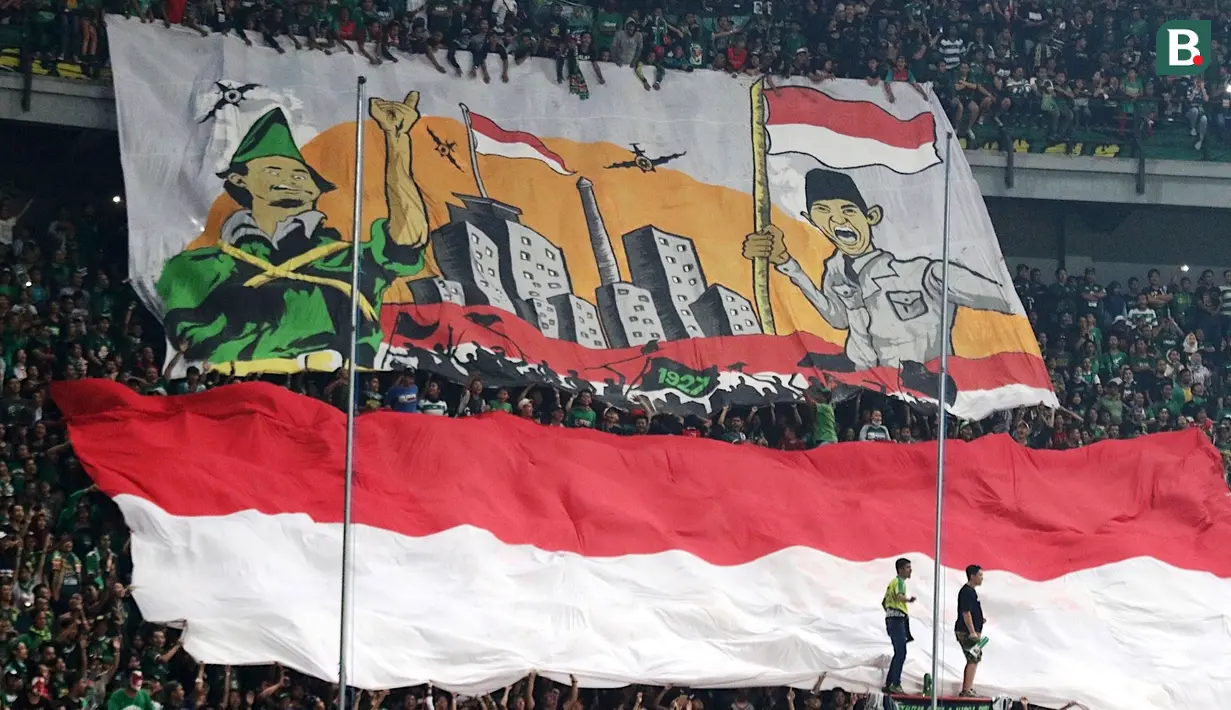 Bonek menampilkan koreo bertajuk Hari Pahlawan pada 10 November 2018 di Stadion Gelora Bung Tomo, Surabaya. (Bola.com/Aditya Wany)