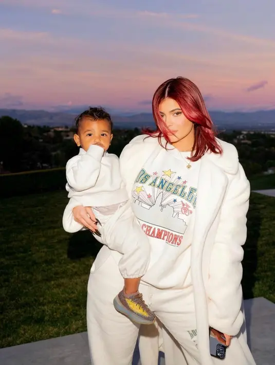 Fur sweatshirt berwarna putih ini sangat elegan ketika dipakai saat menghadiri makan malam keluarga di puncak, lho. (instagram/kyliejenner) . Dirtulis oleh : Pinastika Fatimah