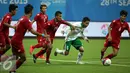 Gelandang timnas Indonesia U-23, Evan Dimas Darmono (kedua kanan) berusaha lolos dari kepungan pemain Myanmar di penyisihan grup A Sea Games 2015 di Stadion Jalan Besar, Singapura, Selasa (2/6/2015). Indonesia kalah 4-2. (Liputan6.com/Helmi Fithriansyah)