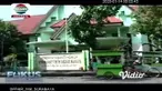 Diduga lapuk dimakan usia satu keluarga di Kabupaten Nganjuk, Jawa Timur tertimpa atap rumahnya yang roboh. Akibat peristiwa ini, tiga orang dibawa ke rumah sakit karena terluka, sementara satu anak tidak terluka sedikitpun karena dalam pelukan orang...