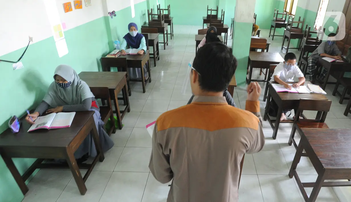 Guru mengajar tatap muka di SDIT Nurul Amal, Pondok Cabe, Tangerang Selatan, Banten, Senin (16/11/2020).  Proses belajar secara tatap muka atau luring ini menggunakan waktu belajar di sekolah yang didasarkan pada zona  penerapan wilayah covid-19. (merdeka.com/Arie Basuki)