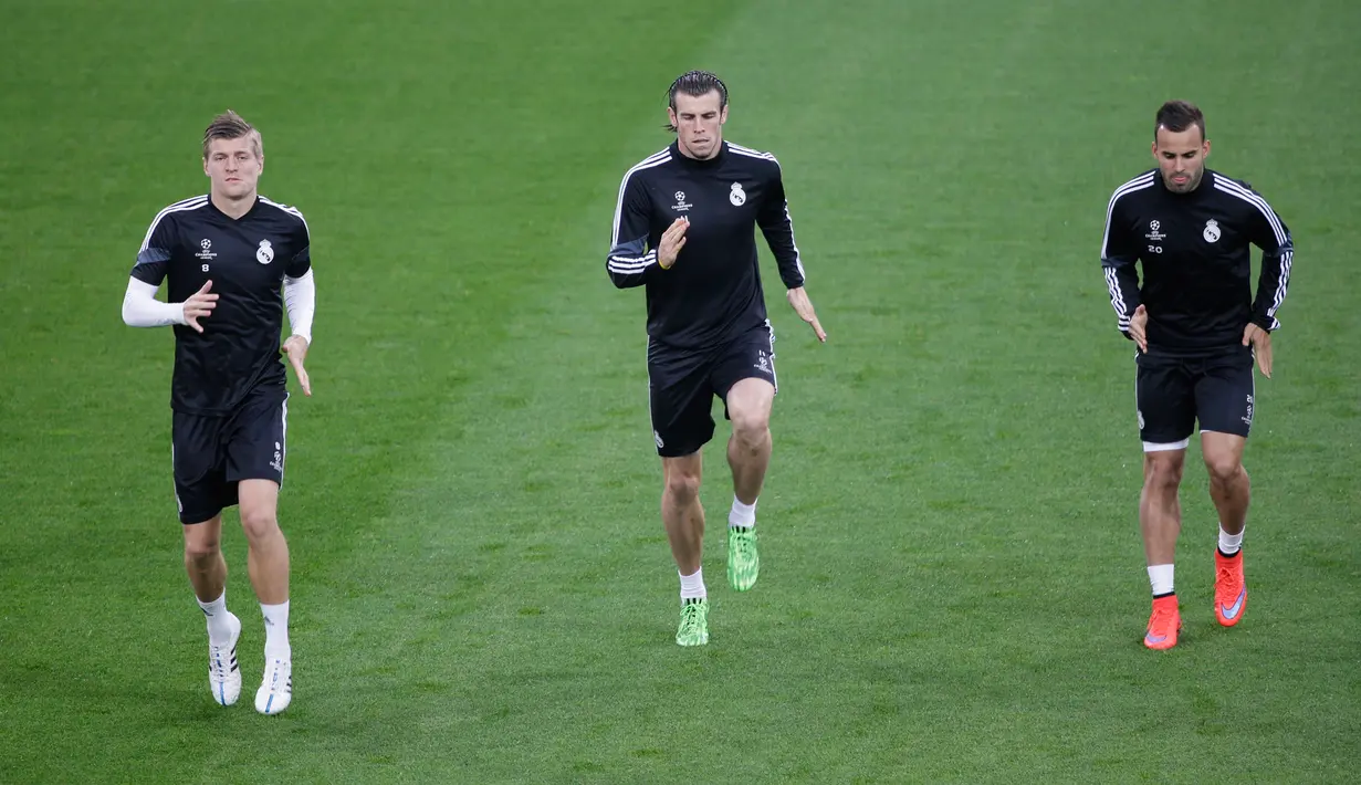 Toni Kroos, Gareth Bale, Jese Rodriguez (kiri-kanan) saat melakukan latihan di Stadion Juventus, Turin, Italia (4/5/2015). Real Madrid akan menantang Juventus di leg pertama semifinal Liga Champions. (Reuters/Max Rossi)