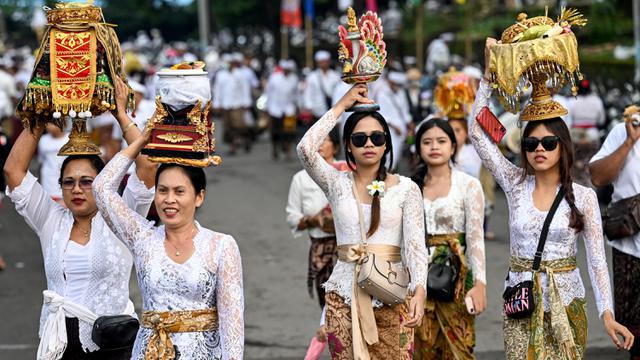 Masyarakat Bali Gelar Upacara Melasti