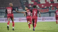 Selebrasi pemain Persija Jakarta, Gustavo Almedia (kiri) bersama rekannya, Ryo Matsumura setelah mencetak gol pertama timnya ke gawang Arema FC pada laga matchday kedua Grup B Piala Presiden 2024 di Stadion Kapten I Wayan Dipta, Gianyar, Bali, Rabu (24/7/2024). (Dok. Persija)