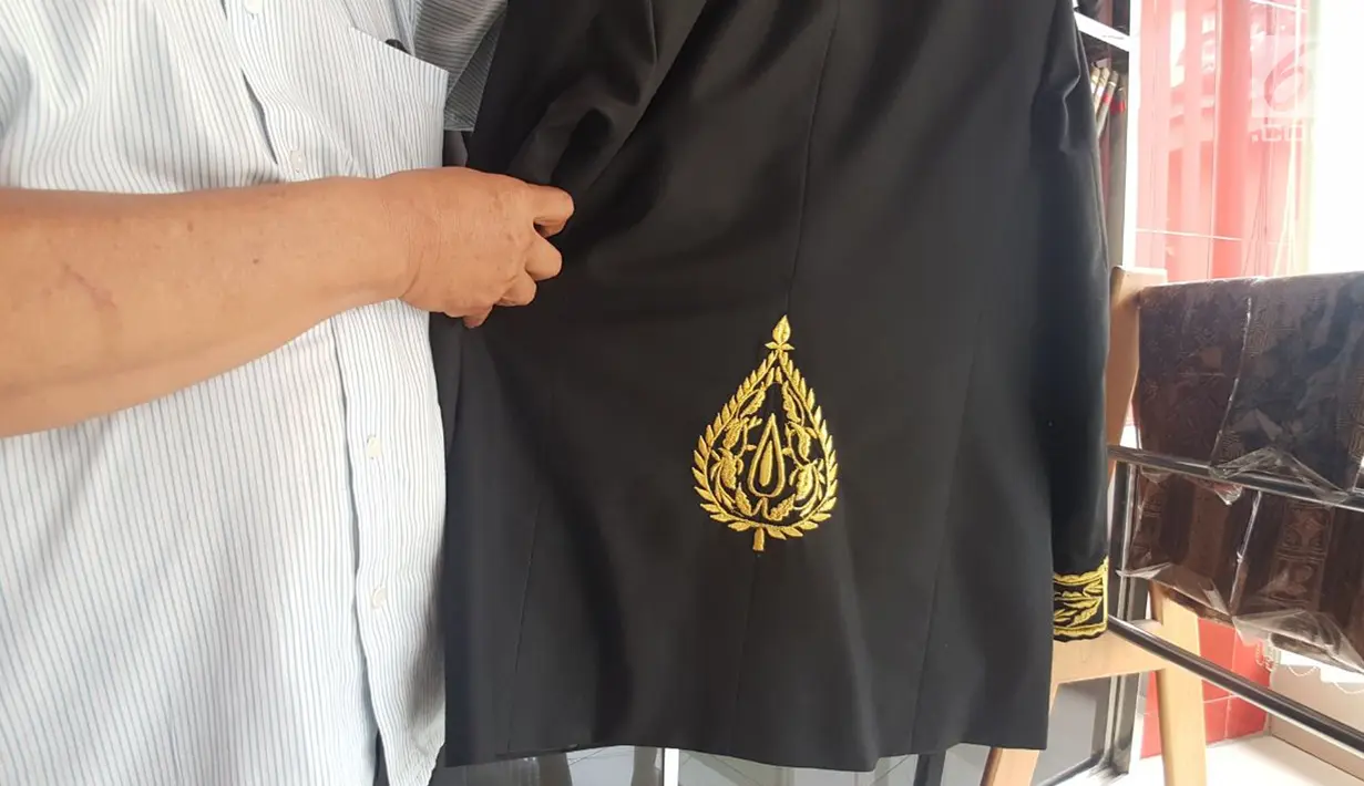 Detail salah satu bagian dari pakaian yang akan dikenakan para Raja Adat saat ngunduh mantu Kahiyang-Bobby di Medan, Kamis (23/11). (Liputan6.com/Aditya Eka)