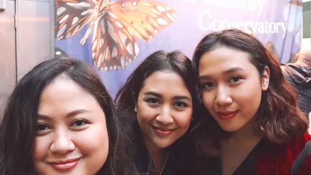 6 Potret Sherina Munaf dengan Kedua Saudaranya, Bak Kembar