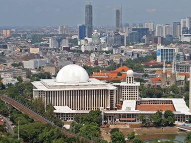 Suasana gedung perkantoran dilihat dari ketinggian di Jakarta Pusat, Kamis (30/1/2020). Berdasarkan data Kementerian Pekerjaan Umum dan Perumahan Rakyat, ruang terbuka hijau (RTH) yang ada di Jakarta baru 9,98 persen atau kurang dari syarat minimum yaitu 30 persen. (Liputan6.com/Herman Zakharia)