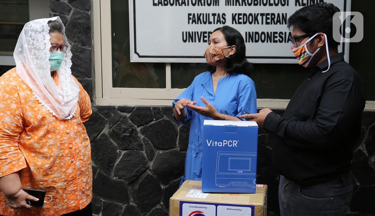 Head of Group Strategic Marcomm PT Bank DBS Indonesia, Mona Monika (tengah) berbincang dengan Ketua UKK LMK Fakultas Kedokteran UI Pratiwi Sudarmono (kiri) dan Ketua Pelaksana Covid-19 Yayasan Satriabudi Dharma Setia, dr. Vincentius Simeon Weo Budhyanto di Fakultas Kedokteran UI. (Liputan6.com)