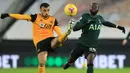 Gelandang Wolverhampton Wanderers, Roman Saiss (kiri), berebut bola dengan gelandang Tottenham Hotspur, Tanguy Ndombele, dalam laga lanjutan Liga Inggris 2020/21 pekan ke-15 di Molineux Stadium, Minggu (27/12/2020). Wolherhampton bermain imbang 1-1 dengan Spurs. (AFP/Lindsey Parnaby/Pool)