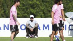 Co-Owner Inter Miami sekaligus mantan pesepak bola, David Beckham melihat langsung latihan dari Lione Messi (kiri) dan timnya menjelang pertandingan pembuka Piala Dunia Antarklub 2025 melawan Al Ahly di Florida Blue Training Center, Florida, Amerika Serikat, Jumat (13/06/2025) waktu setempat. (AP Photo/Lynne Sladky)