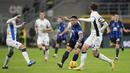 Pemain Inter Milan, Lautaro Martinez, berusaha melewati pemain Atalanta pada laga Liga Italia di Stadion Giuseppe Meazza, Kamis (29/02/2024). (AP Photo/Antonio Calanni)
