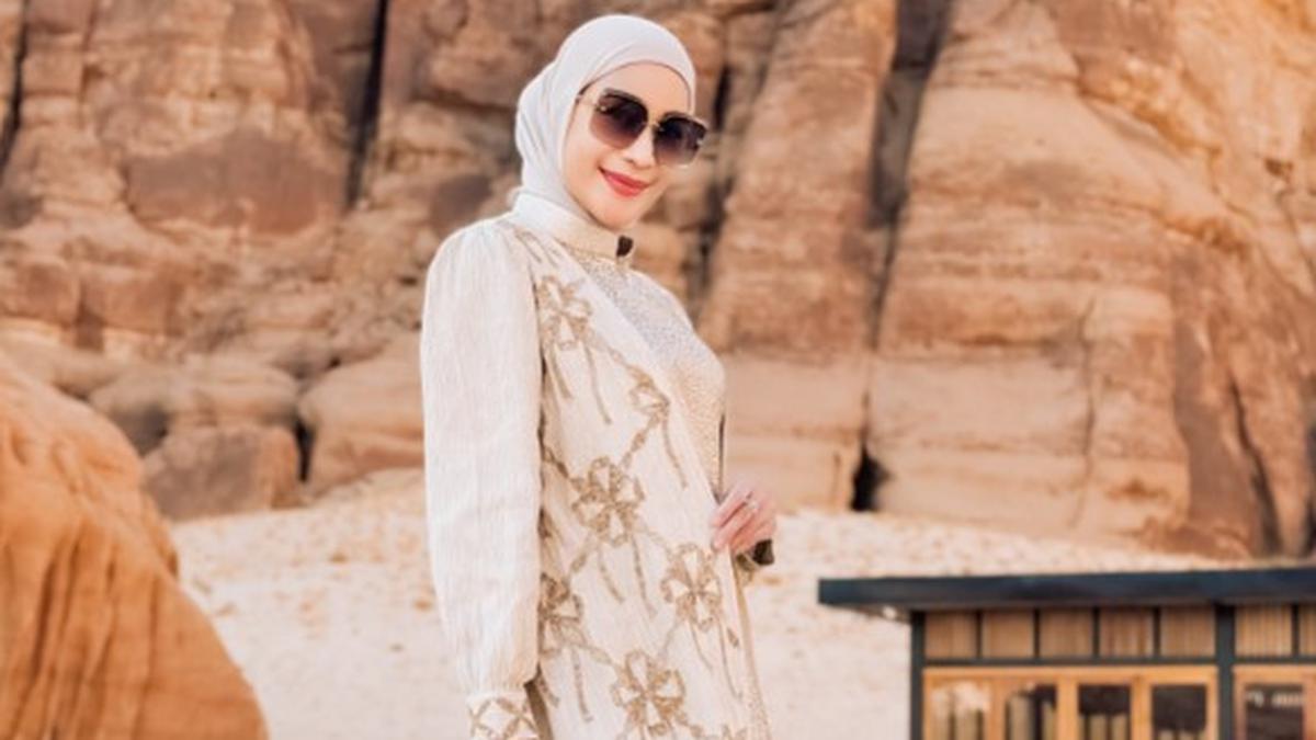Model Gamis Erin Taulany yang Simpel tapi Berkelas, Inspirasi Tampil Modis Syar'i