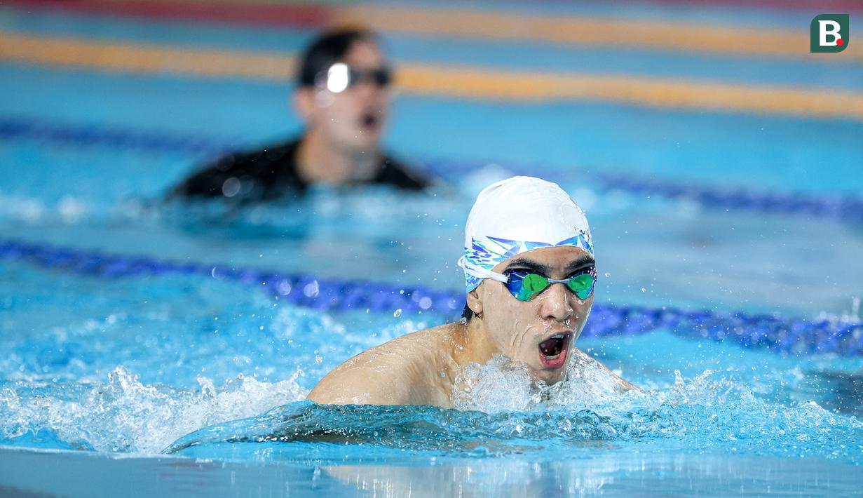 Selebritas Indonesia, Emyr Razan melakukan berkompetisi dalam cabor renang nomor 50 meter gaya dada putra Turnamen Olahraga Selebriti Indonesia (TOSI) Season 3 yang berlangsung di PPOP Ragunan, Jakarta Timur, Sabtu (19/10/2024). (Bola.com/Bagaskara Lazuardi)