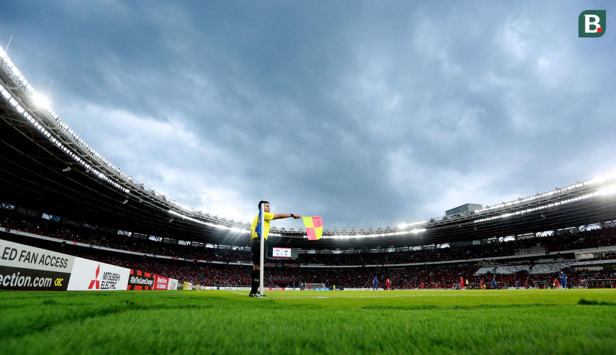 Hakim garis mengangkat bendera saat pertandingan Timnas Indonesia melawan Thailand pada laga Piala AFF 2022 di Stadion Utama Gelora Bung Karno (SUGBK), Jakarta, Kamis (29/12/2022). (Bola.com/M Iqbal Ichsan)