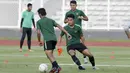 Pemain Timnas Indonesia U-22, Hanif Sjahbandi, saat latihan di Stadion Madya, Senayan, Jakarta, Senin (4/3). Latihan tersebut untuk persiapan kualifikasi Piala AFC U-23. (Bola.com/M Iqbal Ichsan)