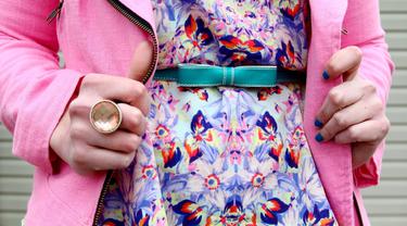 Anak Kekinian Wajib Punya Fashion Item Dengan Motif Abstrak Fashion Fimela Com Jenis motif ini serbaguna dan paling. motif abstrak fashion fimela