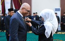 Tahukah Anda? Akhmad Munir, Ketua PWI Pusat, Raih Lencana Jer Basuki Mawa Beya Emas dari Gubernur Khofifah atas Dedikasi Pers Nasional