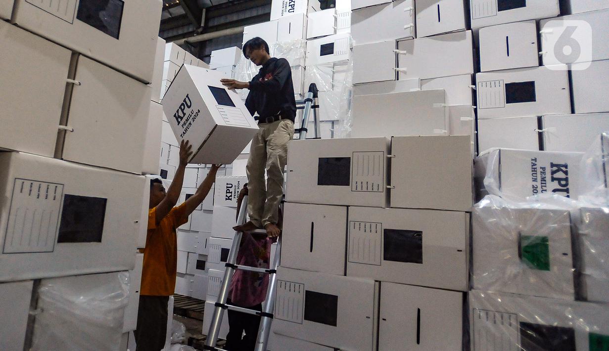 Saat ini, surat suara yang telah tiba di gudang logistik KPU Kota Tangerang Selatan di antaranya untuk pemilihan anggota DPRD tingkat provinsi, surat suara pemilihan presiden dan wakil presiden, serta pemilihan anggota DPRD tingkat kota. (merdeka.com/Arie Basuki)