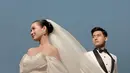 Gaun ini menampilkan desain ball gown dengan heartline yang romantis dan off shoulder yang elegan [@deaaannisa]