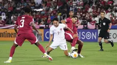 Pemain Timnas Indonesia U-23, Marcelino Ferdinan, berusaha melewati pemain Qatar U-23 pada laga Piala Asia U-23 2024 di Stadion Jassim Bin Hamad, Doha, Qatar, Senin (15/4/2024). Garuda Nusantara tumbang dengan skor 2-0. (Dok.PSSI)