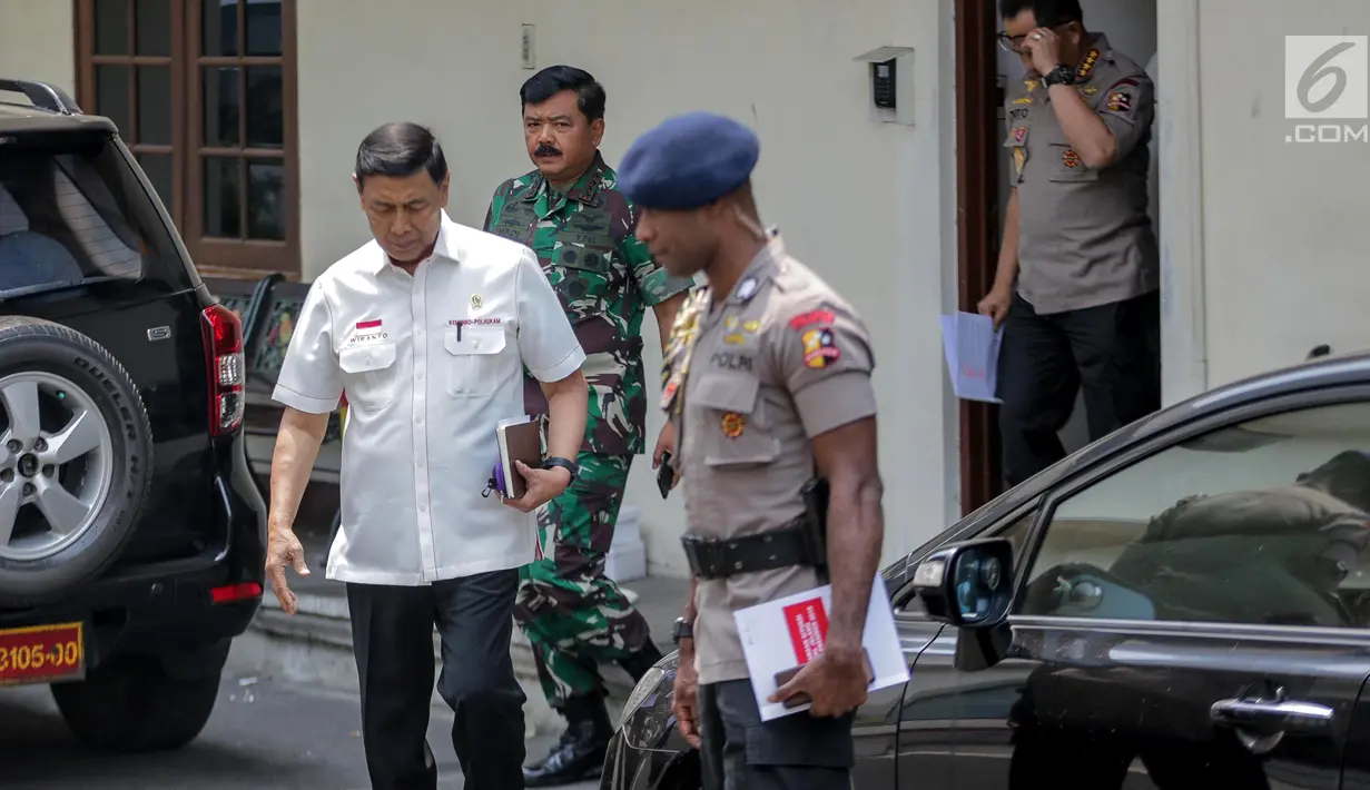 Menko Polhukam Wiranto (kiri) bersama Panglima TNI Marsekal Hadi Tjahjanto (kedua kiri) dan Kapolri Tito Karnavian (kanan) bersiap memberi keterangan usai rapat koordinasi tertutup di Kantor Kemenko Polhukam, Jakarta, Selasa (24/9/2019). Rapat membahas isu-isu nasional. (Liputan6.com/Faizal Fanani)