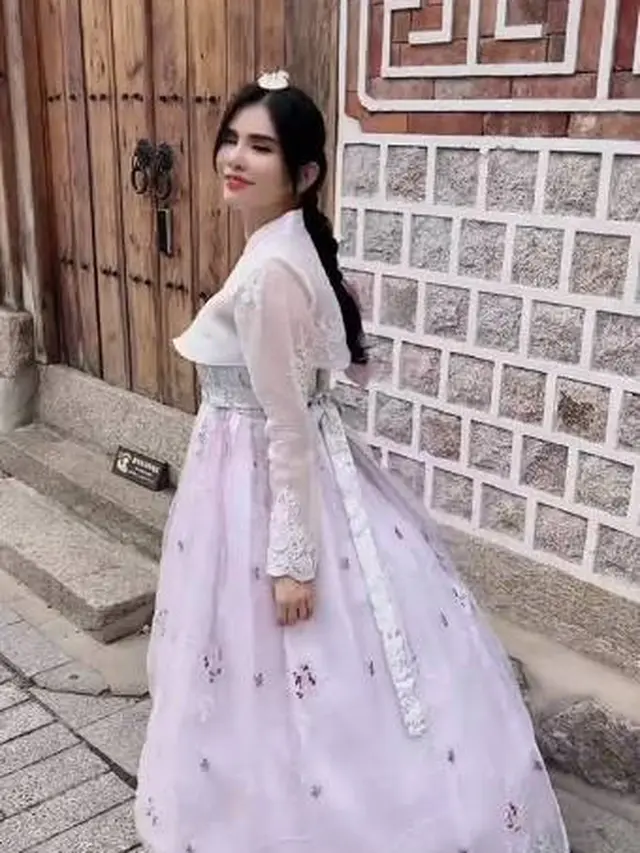 7 Potret Maria Vania Tampil Elegan Pakai Hanbok saat Liburan ke Korea Selatan