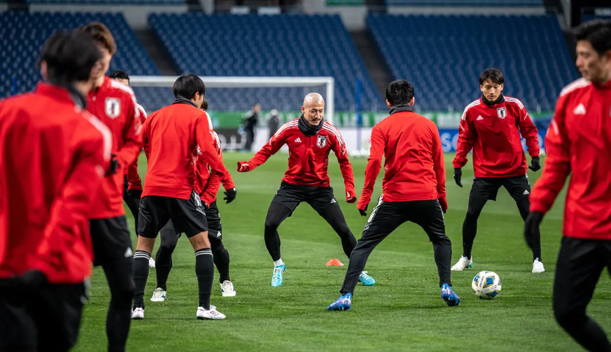 Para pemain Jepang mengambil bagian dalam sesi latihan di Stadion Saitama di Saitama (31/1/2022). Jepang akan bertanding melawan Arab Saudi Grup B putaran 3 Kualifikasi Piala Dunia 2022 Zona AFC. (AFP/Philip Fong)