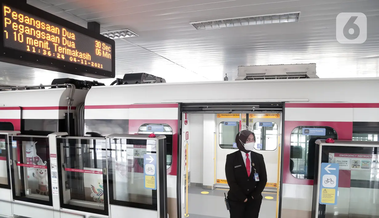 Petugas berjaga di Stasiun LRT Velodrome, Jakarta, Kamis (4/11/2021). Angkutan umum Light Rail Transit (LRT) Jakarta rute Velodrome - Gading menggunakan sistem integrasi antarmoda, tetapi masih sepi peminat. (Liputan6.com/Herman Zakharia)