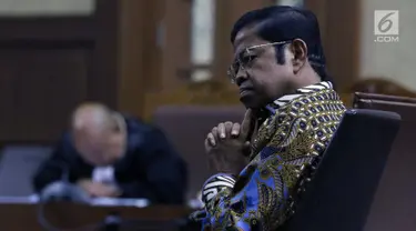 Terdakwa penerimaan suap terkait kerja sama pembangunan PLTU Riau-1, Idrus Marham saat sidang tuntutan di Pengadilan Tipikor, Jakarta, Kamis (21/3). Mantan Mensos itu dituntut hukuman 5 tahun penjara, denda Rp 300 juta. (Liputan6com/Helmi Fithriansyah)