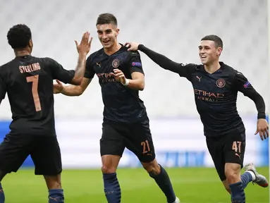 Penyerang Manchester City, Ferran Torres (tengah) berselebrasi dengan rekan-rekannya usai mencetak gol ke gawang Marseille pada pertandingan grup C Liga Champions di Stade Velodrome di Marseille, Prancis, Selasa (27/10/2020). City menang telak 3-0 atas Marseille. (Guillaume Horcajuelo/Pool via AP)