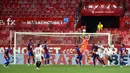 Kiper Eibar, Marko Dmitrovic, berusaha menangkap bola saat menghadapi Sevilla pada laga lanjutan La Liga pekan ke-34 di Estadio Ramon Sanchez Pizjuan, Selasa (7/7/2020) dini hari WIB. Sevilla menang 1-0 atas Eibar. (AFP/Cristina Quicler)