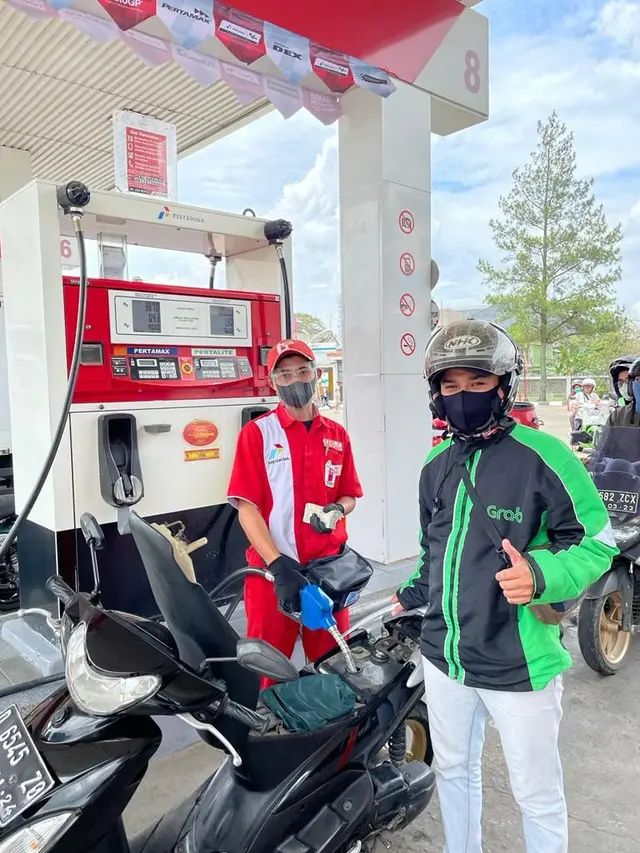 salah satu mitra pengemudi transportasi online Grab Bike di Kota Bandung mengisi BBM Pertamax. (Dok Pertamina Patra Niaga)