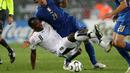 Gelandang Ghana, Michael Essien, merebut bola dari pemain Italia, Andrea Pirlo, pada laga Piala Dunia 2006. Memiliki kekuatan fisik di atas rata-rata membuat pria kelahiran Accra, Ghana ini  mendapatkan julukan, “The Bison”. (EPA/Kay Nietfeld)