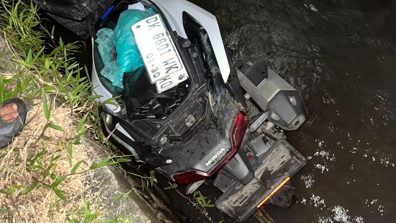 Sepeda motor terduga pelaku saat terjun ke irigasi.