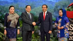 Presiden Indonesia Joko Widodo atau Jokowi (kedua kanan) dan Ibu Negara Iriana (kanan) menyambut Perdana Menteri Laos Sonexay Siphandone (kedua kiri) dan istrinya Vandara (kiri) setibanya mereka pada acara KTT ke-43 ASEAN di Jakarta, Indonesia, Selasa (5/9/2023). (Adek Berry/Pool Photo via AP)