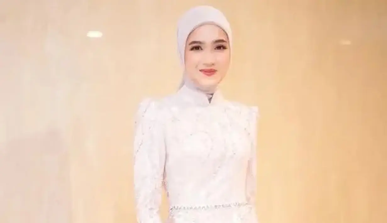 <p>Cut Syifa mengenakan kebaya brokat panjang model asimetris dipadukan kerudung warna senada dan bawahan kain batik warna pastel. [@cutsyifaa]</p>