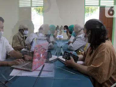 Orangtua murid berkonsultasi terkait pendaftaran daring PPDB tahun ajaran 2021/2022 di Posko Pelayanan PPDB Jakarta Selatan, SMA Negeri 70 Bulungan, Jakarta, Senin (21/6/2021). Pendaftaran PPDB jalur zonasi untuk SD di DKI mulai dibuka pada 21-23 Juni 2021. (Liputan6.com/Herman Zakharia)