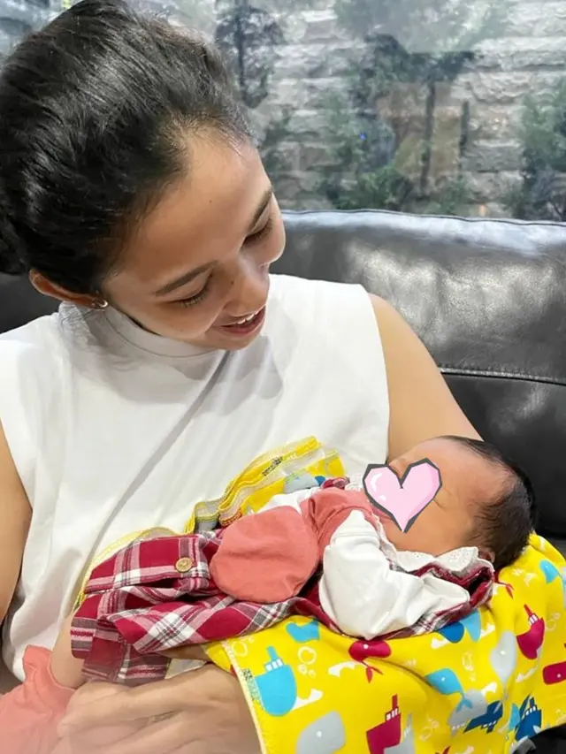 6 Potret Clara Gaby Adik Caesar Hito Momong Baby Bible, Penuh Kasih Sayang
