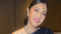 Rambut pendek Dian Sastrowardoyo ditata dengan sleek ponytail yang bikin ia terlihat lebih ABG [@maharani_nilla_makeup]