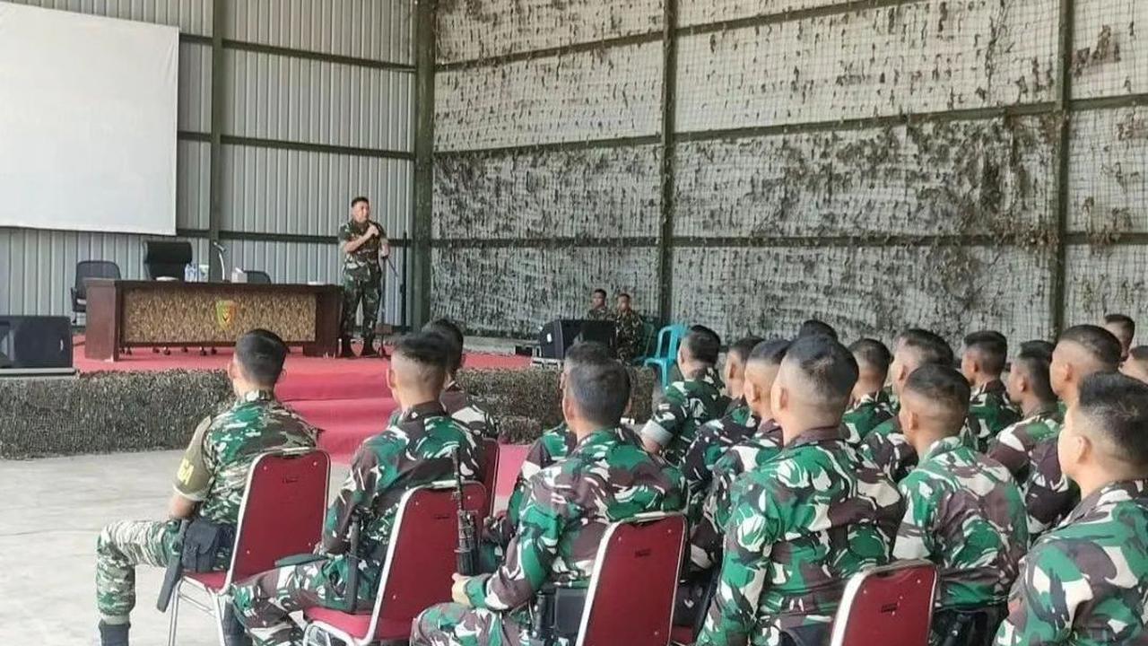 Sang jenderal ialah Panglima Divisi Infanteri 1/Kostrad Mayor Jenderal TNI Bobby Rinal Makmun.