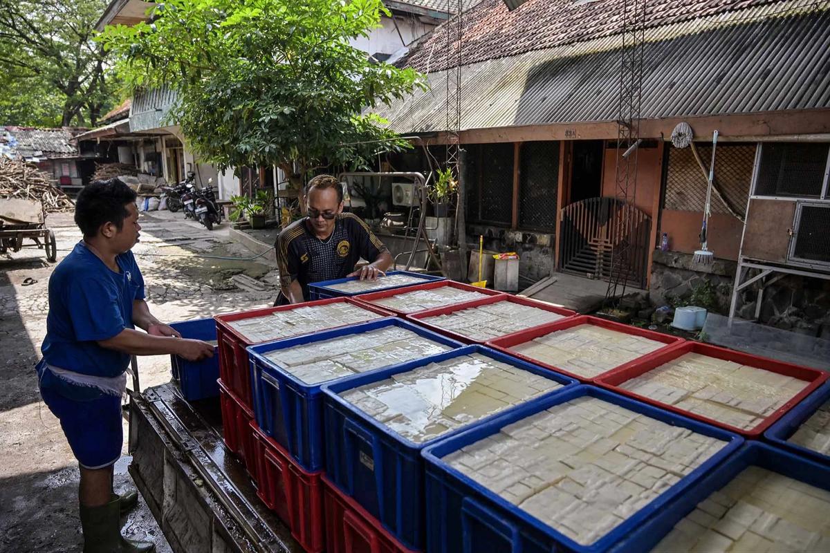 FOTO: Kenaikan Harga Kedelai Tekan Produksi Tahu di Jawa Timur