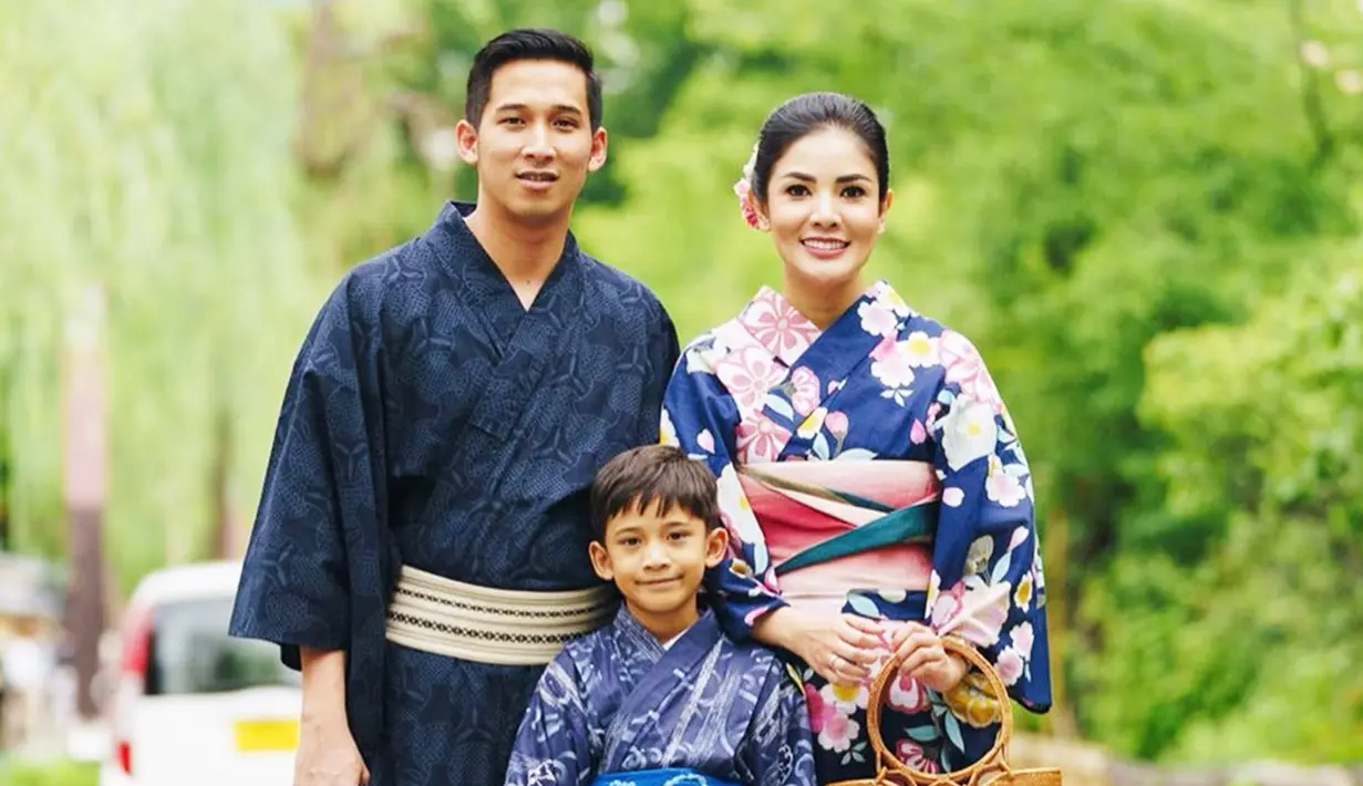 Meski bersama kedua anaknya, anak perempuan Nindy Ayunda tidak ingin berganti pakaian kimono. Alhasil hanya mereka bertiga yang berfoto, yaitu bersama suami Askara Parasady Harsono dan anak laki-lakinya Abhirama Danendra Harsono. (Liputan6.com/IG/@nindyparasadyharsono)