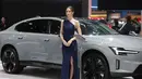 Sales Promotion Girl (SPG) berdiri dekat mobil baru yang dipamerkan dalam pameran otomotif Gaikindo Indonesia International Auto Show (GIIAS) 2026 di Indonesia Convention Exhibition (ICE), Tangerang, Banten, 30 Juli 2026. (KLY/ Budy Santoso)