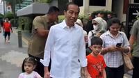 Mantan Presiden Jokowi terbang ke Jakarta menengok para cucu. Ia mengajak Jan Ethes dan La Lembah Manah jalan-jalan melintasi jantung kota Jakarta. (Foto: Dok. Instagram @jokowi)
