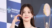 6 Potret Terbaru Song Hye Kyo, Aktris Peraih Daesang di Blue Dragon Series Award 2023 (soompi.com)