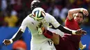 Gelandang Timnas Ghana, Mohammed Rabiu (kiri), mencoba lolos dari hadangan Joao Moutinho (Portugal), saat berlaga di penyisihan Piala Dunia 2014 Grup G di Stadion Nasional Brasilia, (26/6/2014). (REUTERS/Dylan Martinez) 