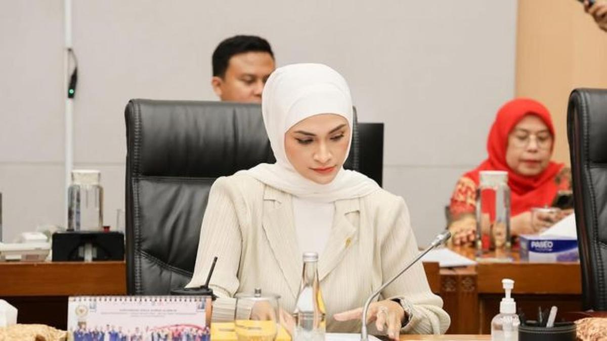 Penuh Dedikasi Jadi Politisi, 5 Potret Putri Zulhas Pimpin Rapat Pleno Fraksi PAN DPR RI